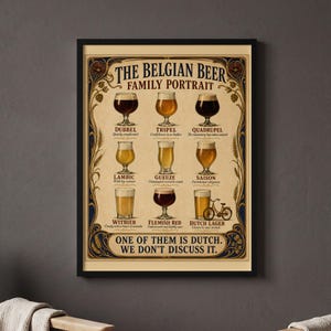 Puede incluir: Un póster enmarcado titulado The Belgian Beer Family Portrait que presenta nueve ilustraciones de vasos de cerveza con etiquetas como Dubbel, Tripel, Quadrupel, Lambic, Gueuze, Saison, Witbier, Flemish Red y Dutch Lager, con un gráfico de bicicleta.