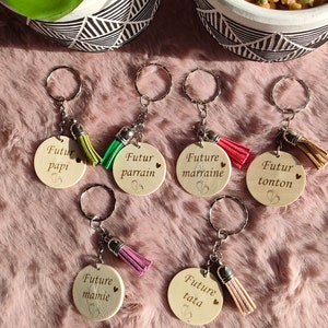 Wooden key ring announcing pregnancy