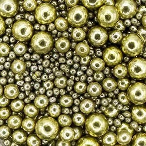 Peut inclure: Gros plan sur une variété de perles métalliques dorées et argentées. Les perles sont de différentes tailles et formes, certaines étant rondes et d'autres plus irrégulières.