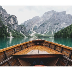 Tryck av sjön Braies: Bergslandskap i Dolomiterna, Italien (digital nedladdning)
