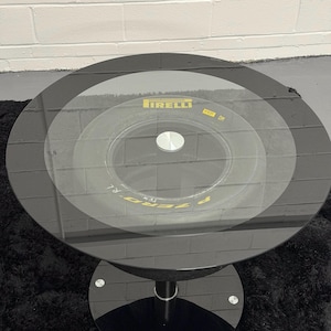 Racing Reifen Couchtisch mit Drehgestell | Vom Motorsport inspirierte Möbel | Racing Style Tisch | Auto-Liebhaber-Dekor