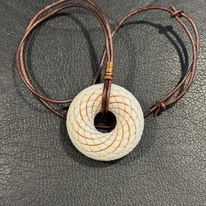 Vortex, Toroid, Rodin Halskette. Jetzt mit Rosenquarz im Anhänger, um das Herzfeld aufrecht zu erhalten. Sehr affektiert.