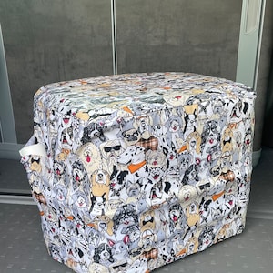 Op de afbeelding: Een witte stoffen koelertas met een zwart-witte hondenprint. De hoes heeft verschillende hondenrassen, waaronder een dalmatiër, een bulldog en een beagle.