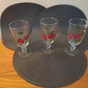 Hermosas copas complementarias de vajilla con patrón de manzana franciscana