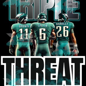 以下が含まれることがあります： 緑と白のユニフォームを着たフィラデルフィア・イーグルスのフットボール選手3人が、背中に番号を付けています。選手たちはカメラに向かって背を向けて一列に並んでいます。背景は黒で、「TRIPLE THREAT」という文字が白で書かれています。