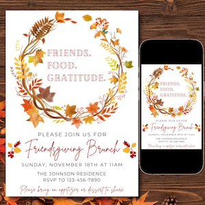 Puede incluir: Una invitación blanca con follaje otoñal y las palabras "FRIENDS. FOOD. GRATITUDE." en un diseño circular. La invitación es para un brunch de Acción de Gracias el 18 de noviembre a las 11 AM. Un smartphone muestra la misma invitación.