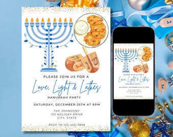 Könnte beinhalten: Eine blaue und goldene Einladung zu einer Chanukka-Party mit dem Text "Love, Light & Latkes" und einem Chanukka-Leuchter, Dreidels und Latkes.