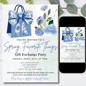 Może przedstawiać: Zaproszenie na imprezę wymiany prezentów "Spring Favorite Things" w niebiesko-białych kwiatach. Zaproszenie zawiera datę, godzinę, miejsce i informacje RSVP. Zawiera również niebieski worek na prezenty z białą kokardką.