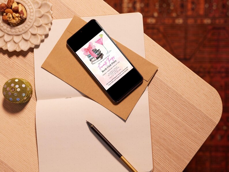 Pu&ograve; includere: Uno smartphone che mostra un invito a una festa di un club di lettura rosa e viola con una pila di libri e un bicchiere da cocktail rosa. L'invito recita "Sei invitato a una festa di un club di lettura elegante e sofisticata".