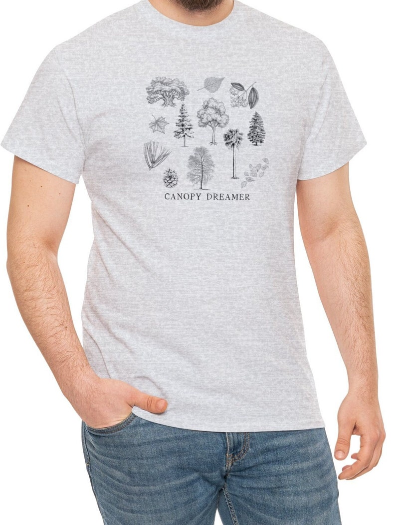 Może przedstawiać: Szary t-shirt z nadrukiem czarno-białej ilustracji r&oacute;żnych drzew i liści. Pod ilustracją znajduje się napis "CANOPY DREAMER".