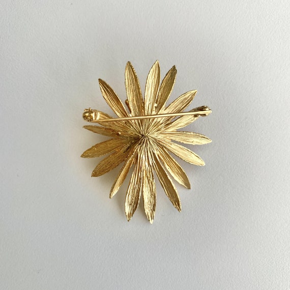 14k Flower Brooch in Yellow Gold With Sapphires 1… - image 3