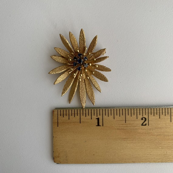 14k Flower Brooch in Yellow Gold With Sapphires 1… - image 6