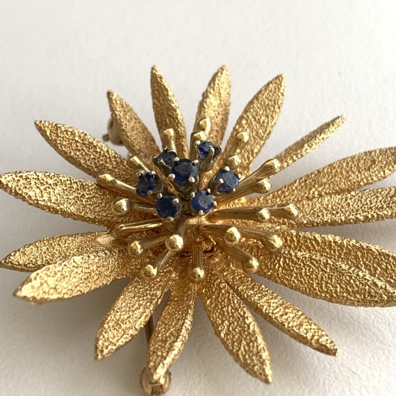 14k Flower Brooch in Yellow Gold With Sapphires 1… - image 2