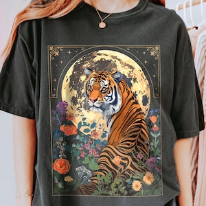Camisa de tigre, camisa de cores confortáveis e estéticas da moda, camiseta gráfica grande, camisa de carta de tarô celestial, camiseta floral boho retrô art nouveau