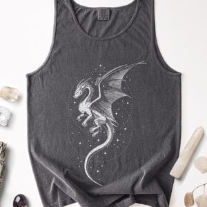 ドラゴンタンクトップ コンフォートカラー、ヴィンテージフライングドラゴン、ウィッチートップス ゴシックグランジ 神話ファンタジー ドラゴン愛好家へのギフト、スピリチュアルヨガタンクトップ
