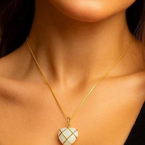 Collana con cuore di cristallo: delicato ciondolo con catena in oro, gioiello romantico