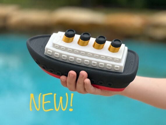 Floating cheap titanic toy