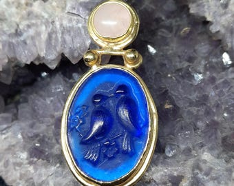 Intaglio Glas Vögel Anhänger mit Rosenquarz, Glas Intaglio Silber Anhänger, alte Kunst Vintage Charm 24K Gold vorbei
