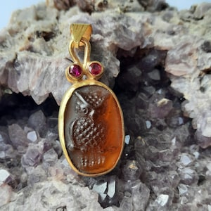 Intaglio Glass Pendant Owl with Rubby, Glass Art Intaglio Silver Pendant Ancient Greek Art Vintage Charm 24K Gold Over