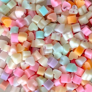 Peut inclure: Une grande collection de petites cires parfumées en forme de cœur dans une variété de couleurs pastel, notamment rose clair, orange doux, jaune pâle, vert menthe et lavande. Chaque pièce de cire présente une finition lisse et uniforme.
