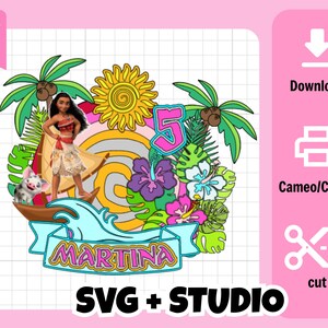 Puede incluir: Un diseño digital colorido con un personaje de dibujos animados, palmeras y flores tropicales. El diseño incluye el número 5, el nombre "Martina" y el texto "SVG + STUDIO".