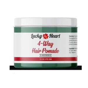 Op de afbeelding: Een groene pot Lucky Heart 4-Way Haarpomade, ongeparfumeerd, met een rood klaverbladlogo en de tekst "est. 1935". De pot bevat 370 gram product.