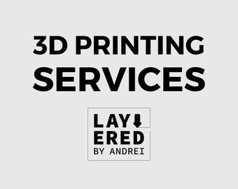Pode incluir: Um design gráfico com o texto preto 3D PRINTING SERVICES centrado num fundo cinzento claro. Abaixo, uma caixa quadrada contém o texto preto LAYERED BY ANDREI, com um pequeno ícone de seta para baixo a substituir a letra R.
