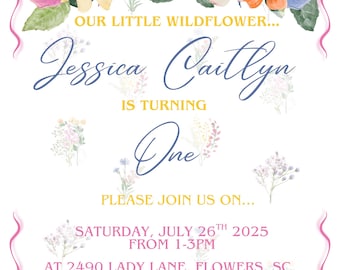 Puede incluir: Una tarjeta de invitación blanca con un diseño floral. La tarjeta presenta el texto "OUR LITTLE WILDFLOWER... Jessica Caitlyn IS TURNING One". El texto adicional incluye detalles del evento: sábado 26 de julio de 2025, de 13:00 a 15:00.