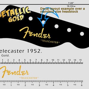Könnte beinhalten: Schwarzes Gitarrenkopfplatten-Abziehbild mit goldfarbenem Metallic-Text "METALLIC GOLD" und "Fender TELECASTER". Das Abziehbild trägt die Aufschrift "Telecaster 1952. All Gold" und ist 18,33 cm breit.