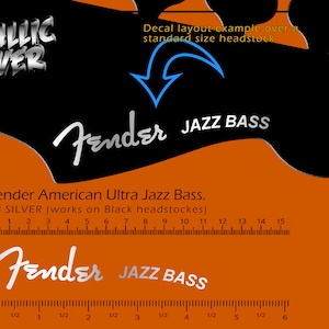 Può includere: Esempio di layout adesivo Fender Jazz Bass argento metallizzato. L'immagine mostra una forma di paletta nera con il logo Fender e il testo Jazz Bass in argento. Include righelli in pollici e centimetri.