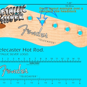 Könnte beinhalten: Ein metallisch silbernes Fender Telecaster Aufkleber-Set mit dem Fender-Schriftzug und dem Telecaster-Text. Das Design ist auf einer hellen Holzkopfplatte mit fünf Stimmwirbellöchern abgebildet. Ein Lineal zeigt eine Breite von 18,33 cm und 7,22 Zoll.