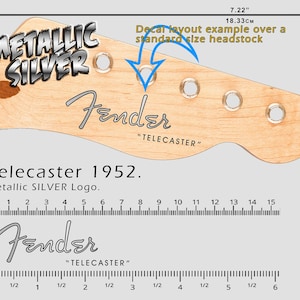 Puede incluir: Una calcomanía para la pala de la guitarra con el logotipo de Fender y el texto "TELECASTER". La calcomanía es plateada metálica e incluye medidas en pulgadas (7.22") y centímetros (18.33cm). También está presente el texto "Telecaster 1952".