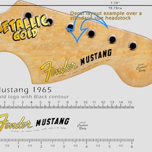 Op de afbeelding: Een voorbeeld van een gitaar headstock decal layout. De decal toont de woorden "METALLIC GOLD" en "Fender MUSTANG" in goud en zwart. De headstock is 19,78 cm lang en 7,79 inch breed.
