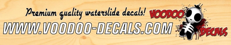 K&ouml;nnte beinhalten: Werbung f&uuml;r Voodoo Decals mit dem Text "Premium quality waterslide decals!" und einer Website-Adresse. Das Voodoo Decals-Logo zeigt eine Cartoon-Skelettfigur. Der Hintergrund ist ein hellbraunes Holzmaserung.