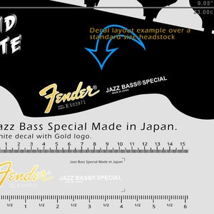 Könnte beinhalten: Schwarzes Gitarrenkopfplatten-Abziehbild mit dem Text "SOLID WHITE" und einem goldenen "Fender"-Logo. Der Text "Jazz Bass Special Made in Japan" ist ebenfalls sichtbar. Enthält ein Lineal mit Zoll und Zentimetern zur Messung.