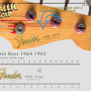Può includere: Primo piano di una paletta di basso con il logo Fender in oro metallizzato. L'immagine include il testo "Jazz Bass 1964-1965" e misure di 23,00 cm (9,05 pollici).