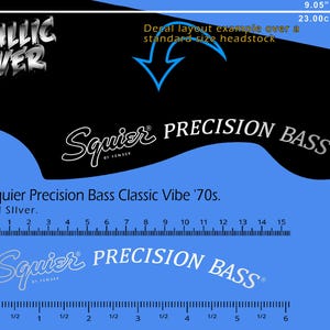 Może przedstawiać: Metaliczna srebrna naklejka na główkę gitary basowej Squier Precision o szerokości 23,00 cm. Projekt zawiera logo Squier by Fender oraz napis Precision Bass. Linijka pokazuje skalę w centymetrach i calach.