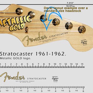 Può includere: Primo piano di un adesivo per paletta di chitarra con il testo "METALLIC GOLD" e "Fender Stratocaster". L'esempio di layout dell'adesivo è largo 18,57 cm (7,313 pollici). È visibile anche il testo "Stratocaster 1961-1962".
