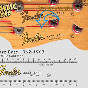 Könnte beinhalten: Ein metallic-goldener Fender Jazz Bass Aufkleber für eine Gitarrenkopfplatte mit einer Breite von 23,00 cm oder 9,05 Zoll. Das Design zeigt das Fender-Logo, den Text Jazz Bass Electric Bass und Offset Contour Body, dargestellt mit einem Lineal.