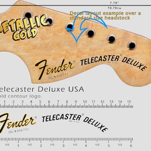 以下が含まれることがあります： 「METALLIC GOLD」と「Fender TELECASTER DELUXE」の文字が黒で書かれた木製のギターヘッドストック。画像には19.78cmと7.79インチの測定値と、デカールのレイアウト例が含まれています。