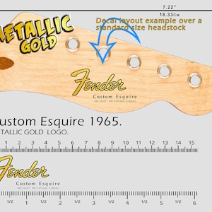 Może przedstawiać: Przykład układu kalkomanii główki gitary, o szerokości 18,33 cm, z tekstem "METALLIC GOLD" i "Fender Custom Esquire 1965." Kalkomania jest złota na jasnym tle drewnianym.