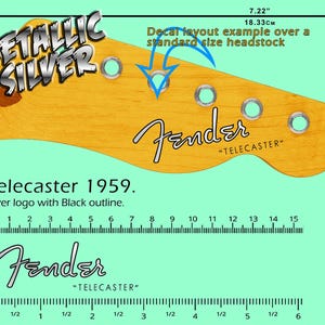 Pode incluir: Um exemplo de layout de decalque de headstock de guitarra, com 18,33 cm de largura, com o logotipo Fender e o texto "TELECASTER". O decalque prateado tem um contorno preto e é rotulado "Telecaster 1959."