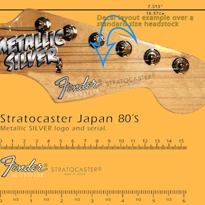 Może przedstawiać: Główka gitary z logo "METALLIC SILVER" i "Fender STRATOCASTER". Obraz zawiera wymiary w calach i centymetrach, z tekstem "Stratocaster Japan 80's".