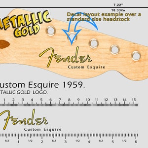 Może przedstawiać: Naklejka na główkę gitary z logo Fender i napisem "Custom Esquire" w kolorze złotym. Naklejka jest oznaczona jako "Metallic Gold" i zawiera wymiary 18,33 cm (7,22 cala).