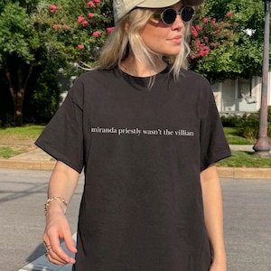 Camisa Miranda Priestly, camiseta de filme dos anos 2000, presentes para menores de 30 anos, revista Pop Culture Runway, camiseta da continuação do filme Nostalgia dos anos 2000, camiseta feminista Black
