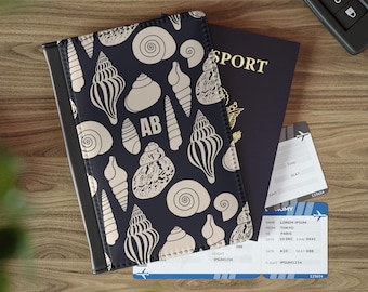 Capa de passaporte náutica personalizada, acessório de viagem, protetor de documentos para férias na praia, estojo de couro com monograma personalizado de conchas e motivos costeiros.