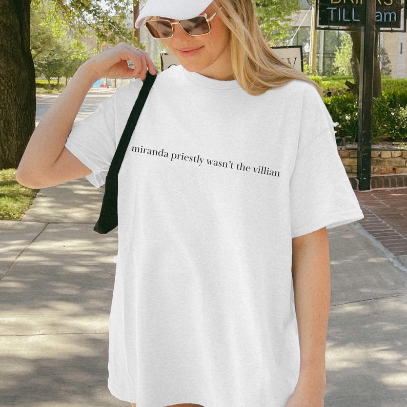 Camisa Miranda Priestly, camiseta de filme dos anos 2000, presentes para menores de 30 anos, revista Pop Culture Runway, camiseta da continuação do filme Nostalgia dos anos 2000, camiseta feminista White