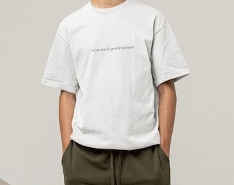 Camiseta de humor corporativo para o ambiente de trabalho, ideal para presentear um profissional com uma piada engraçada. Perfeita para presentear gerente, esposa ou colega de trabalho, ideal para formatura ou conquista profissional.