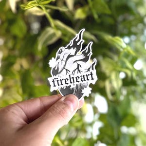 Naklejka Fireheart Flaming Heart | Naklejka Romantic Fantasy | Wodoodporna naklejka winylowa Bookish