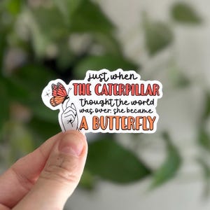 Naklejka z transformacją motyla | Naklejka z inspirującym cytatem | Naklejka z samorozwojem | Wodoodporna naklejka winylowa | Prezent dla niej